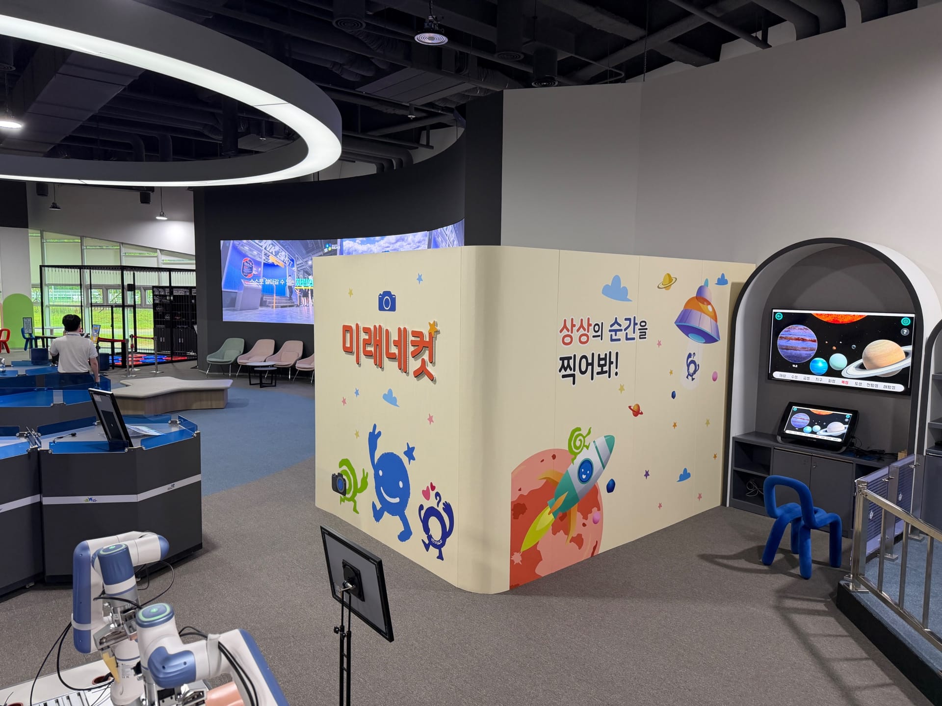 부스 측면 디자인